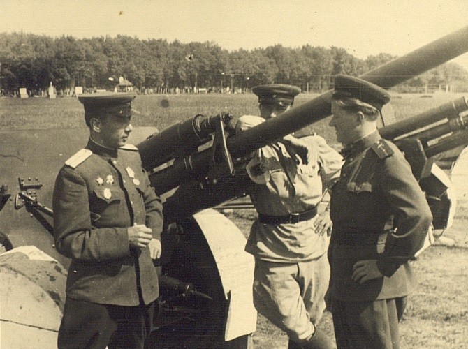 фото 5. В.В. Серов (первый справа). 1943 г.jpg